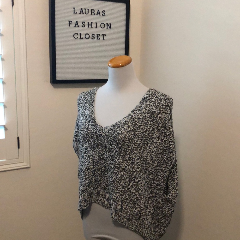 Ann Taylor black and white knit sweater M